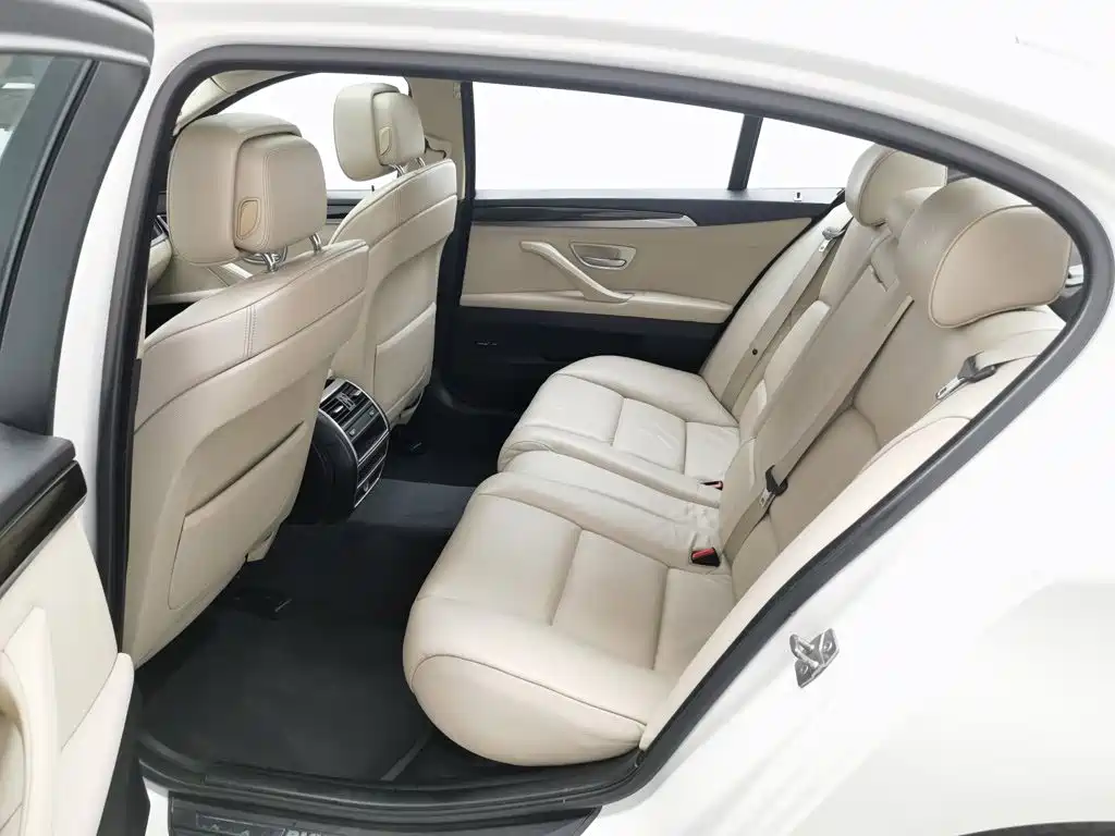 BMW 5 Series 2011 — фото 15