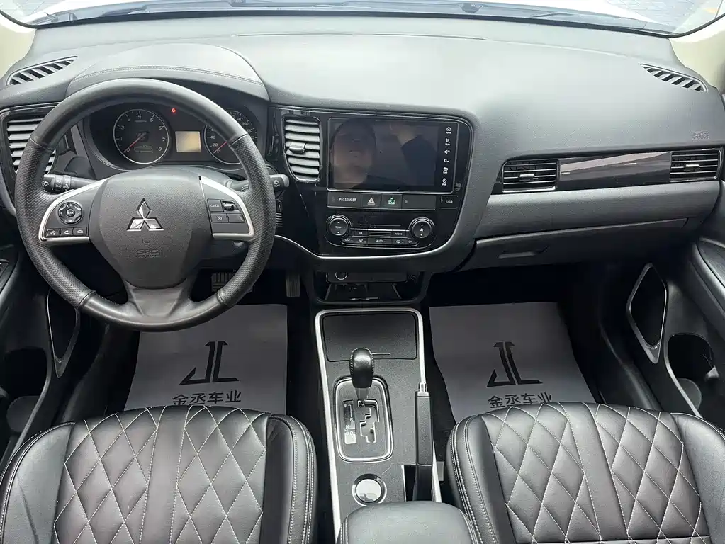 Mitsubishi Outlander 2022 — фото 9