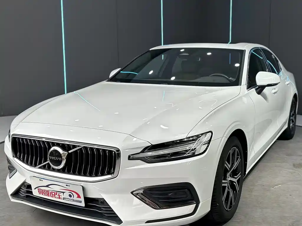 Volvo S60 2023 — фото 1