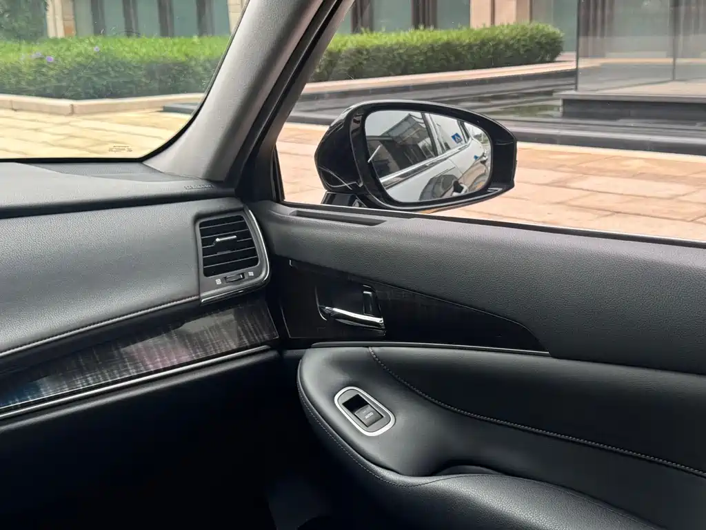 Toyota Crown 2017 — фото 16