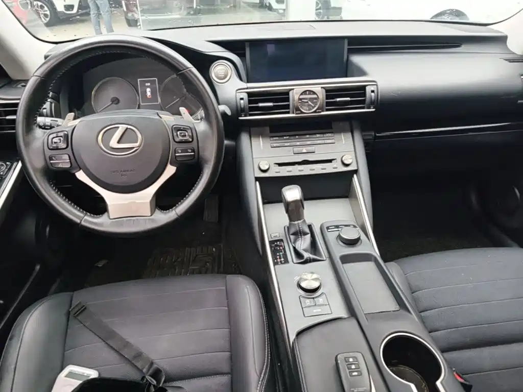 Lexus IS 2018 — фото 10