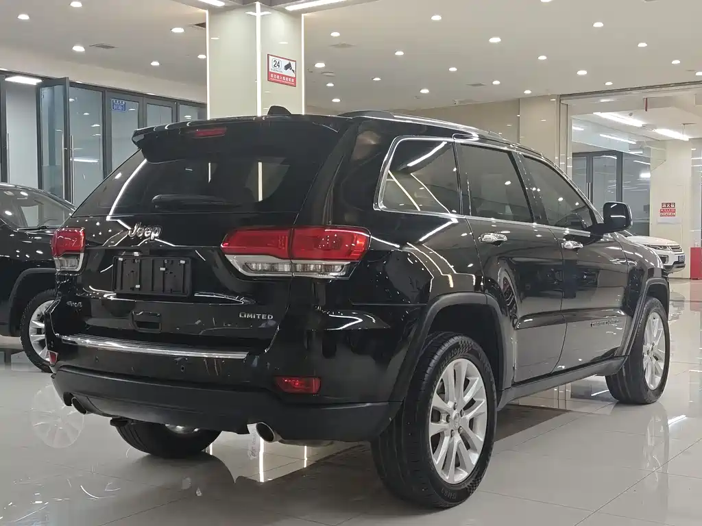 Jeep Grand Cherokee 2018 — фото 17