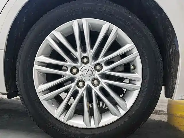 Lexus ES 2017 — фото 11