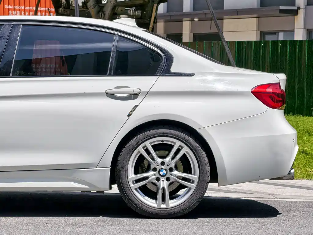 BMW 3 Series 2019 — фото 10