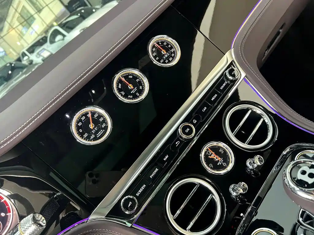 Bentley Continental 2025 — фото 16