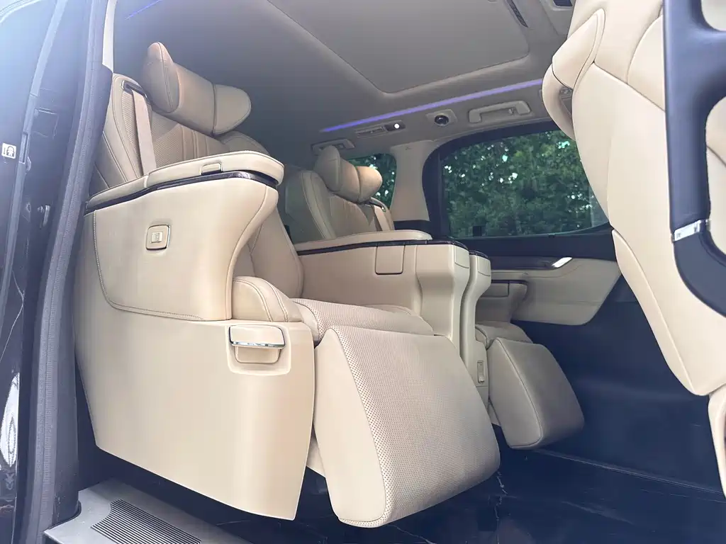 Toyota Alphard 2022 — фото 8