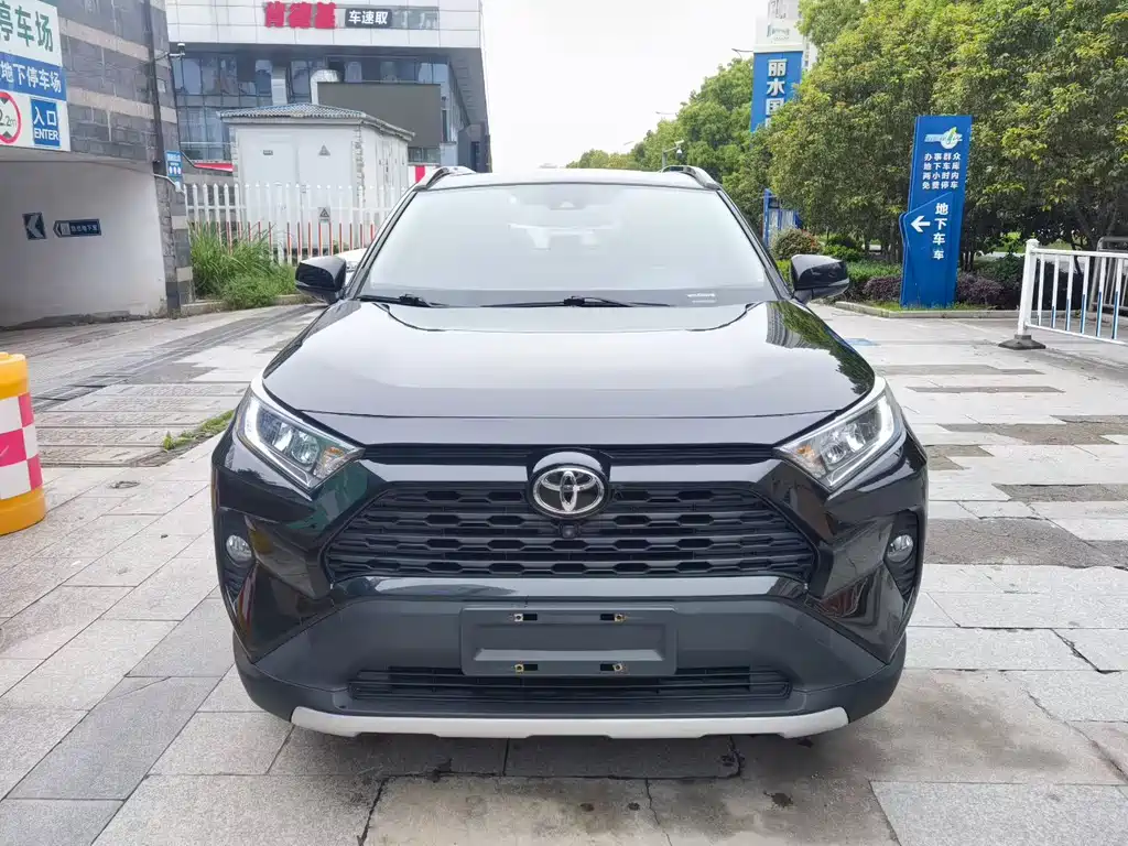Toyota RAV4 2021 — фото 2
