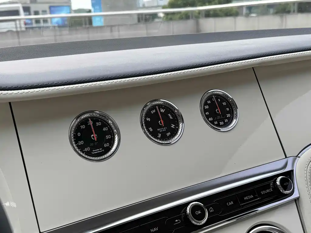 Bentley Continental 2021 — фото 18