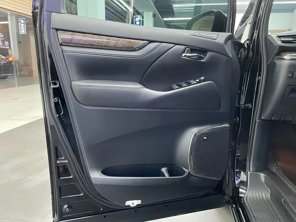 Toyota Vellfire 2023 — фото 14