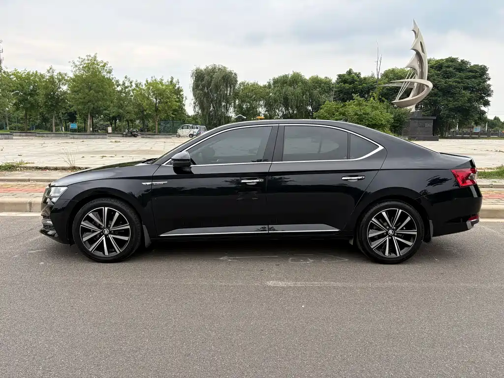 Skoda Superb 2023 — фото 8