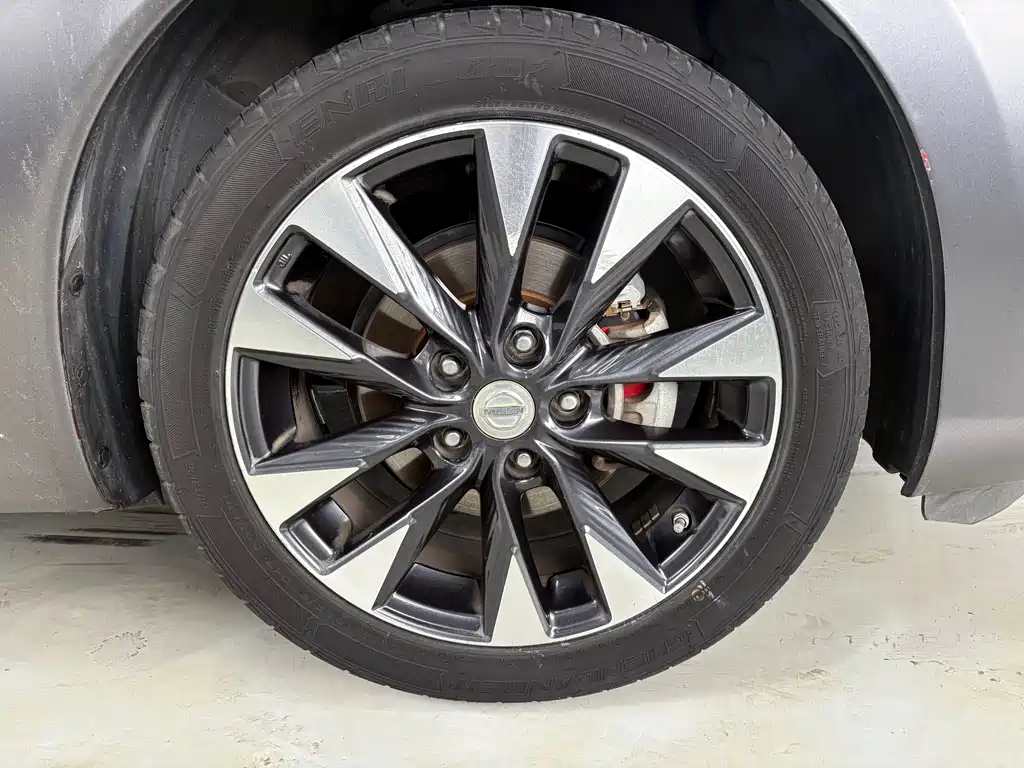 Nissan Tiida 2017 — фото 12