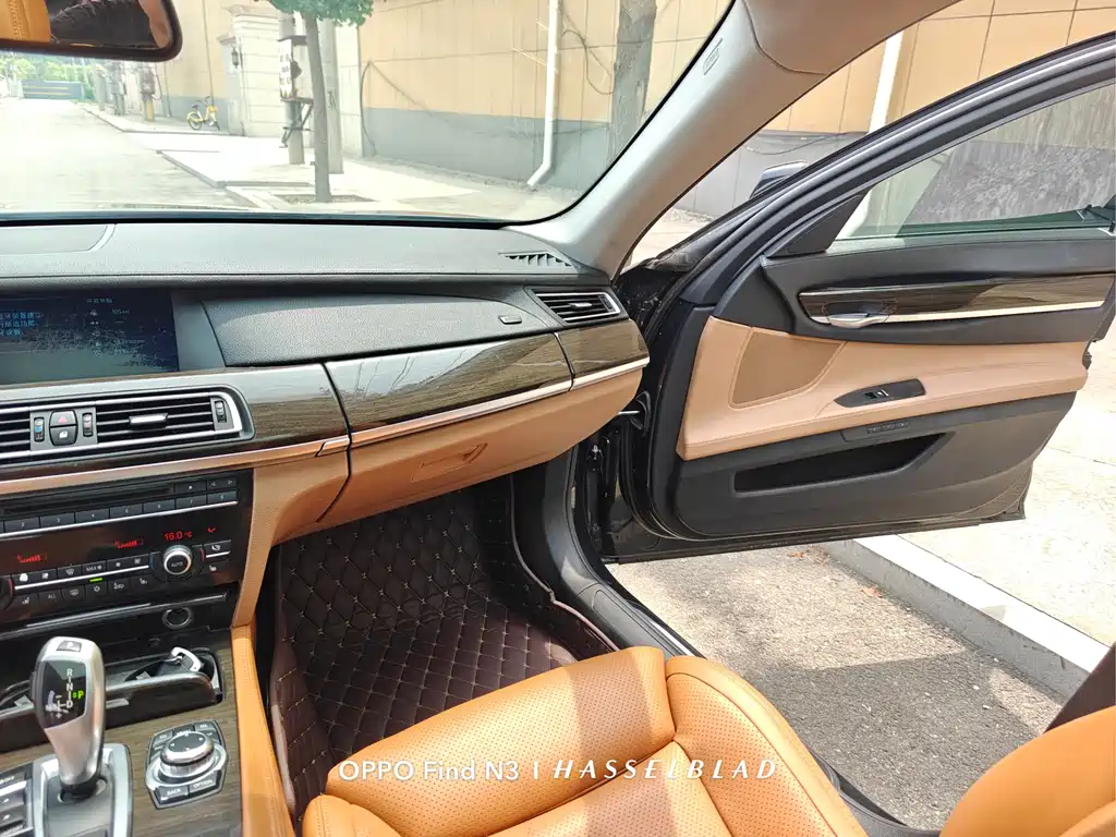 BMW 7 Series 2012 — фото 14