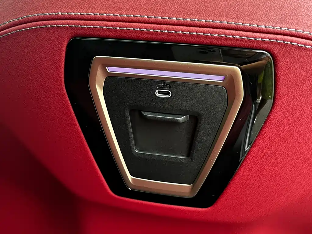 BMW 5 Series 2025 — фото 11