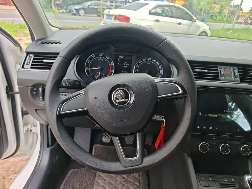 Skoda Octavia 2019 — фото 11