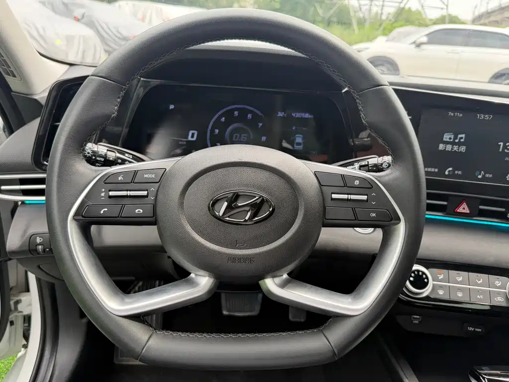 Hyundai Elantra 2023 — фото 11