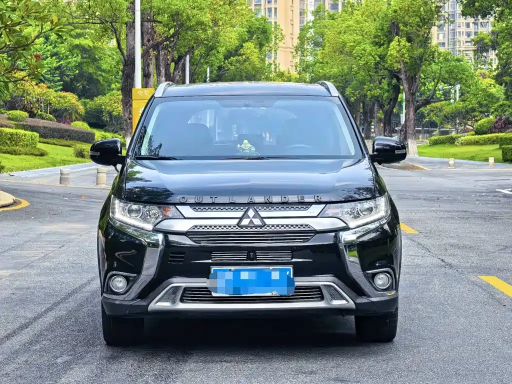 Mitsubishi Outlander 2021 — фото 2