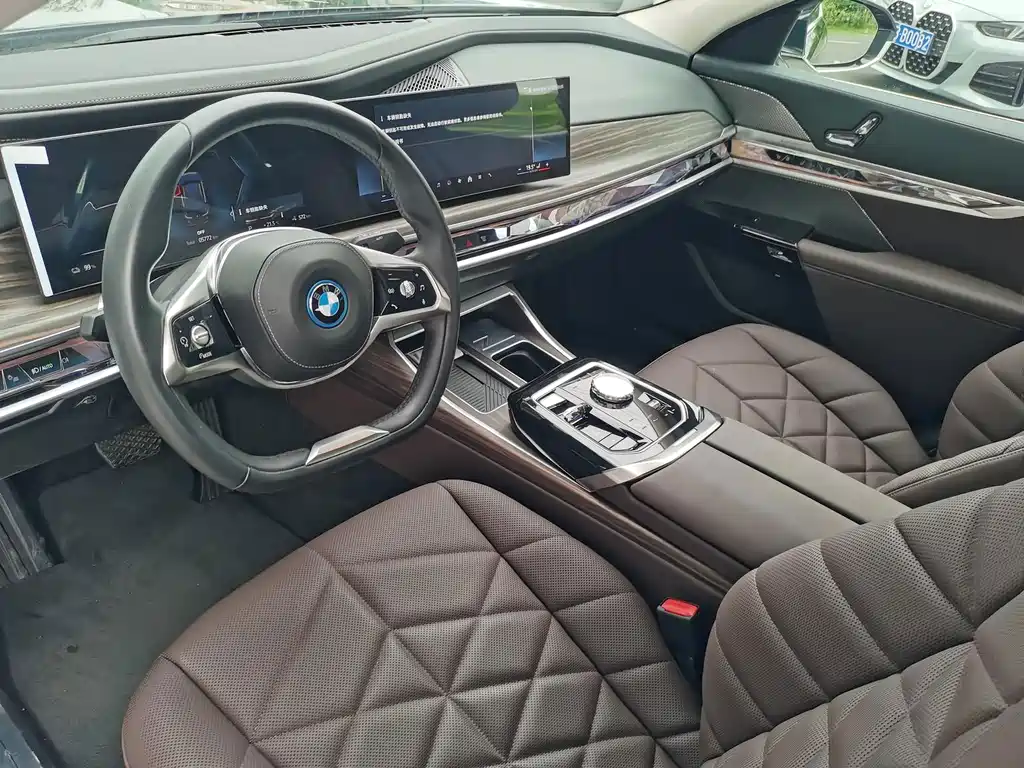 BMW i7 2025 — фото 10