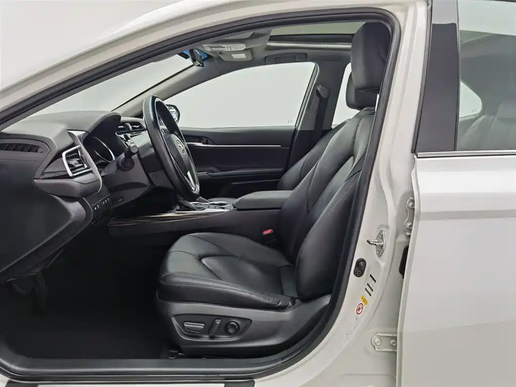 Toyota Camry 2018 — фото 10