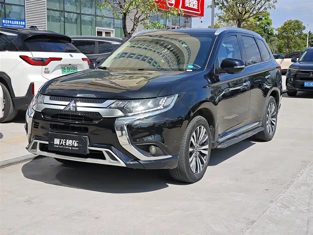 Mitsubishi Outlander 2022 — фото 1