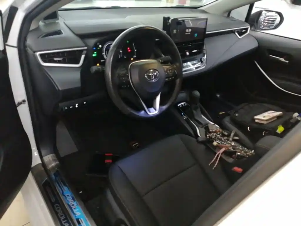 Toyota Corolla 2023 — фото 10