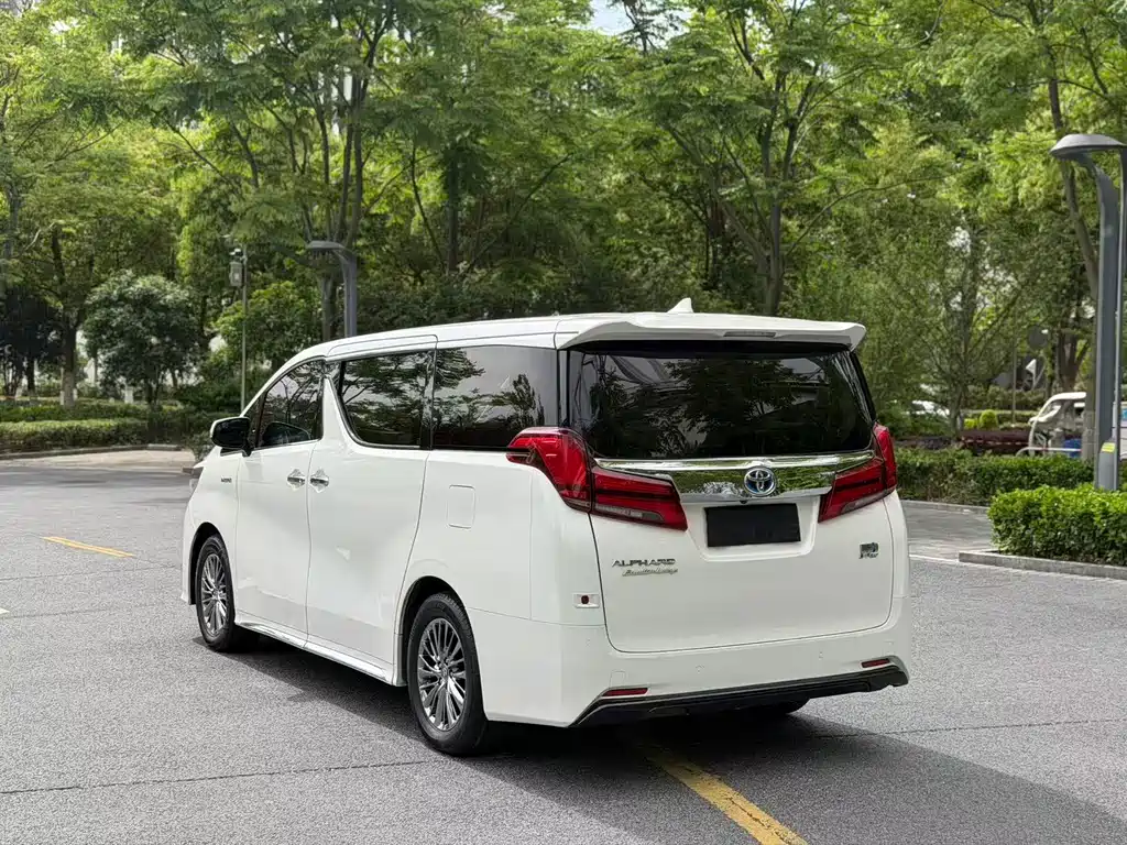 Toyota Alphard 2022 — фото 19