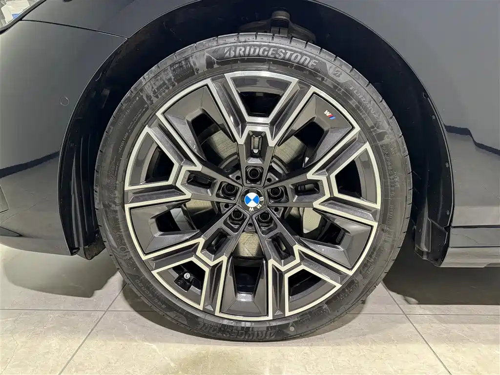 BMW 5 Series 2025 — фото 10