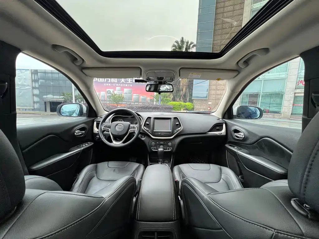 Jeep Cherokee 2019 — фото 13
