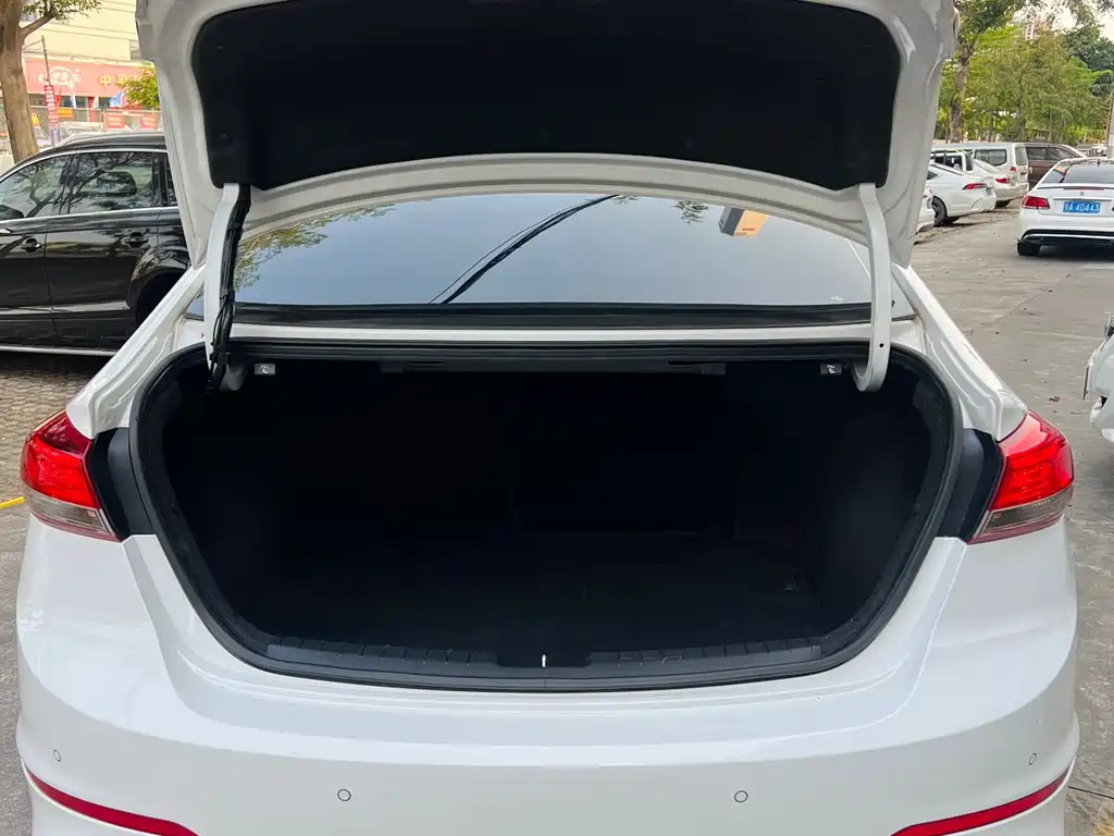 Hyundai Elantra 2019 — фото 11