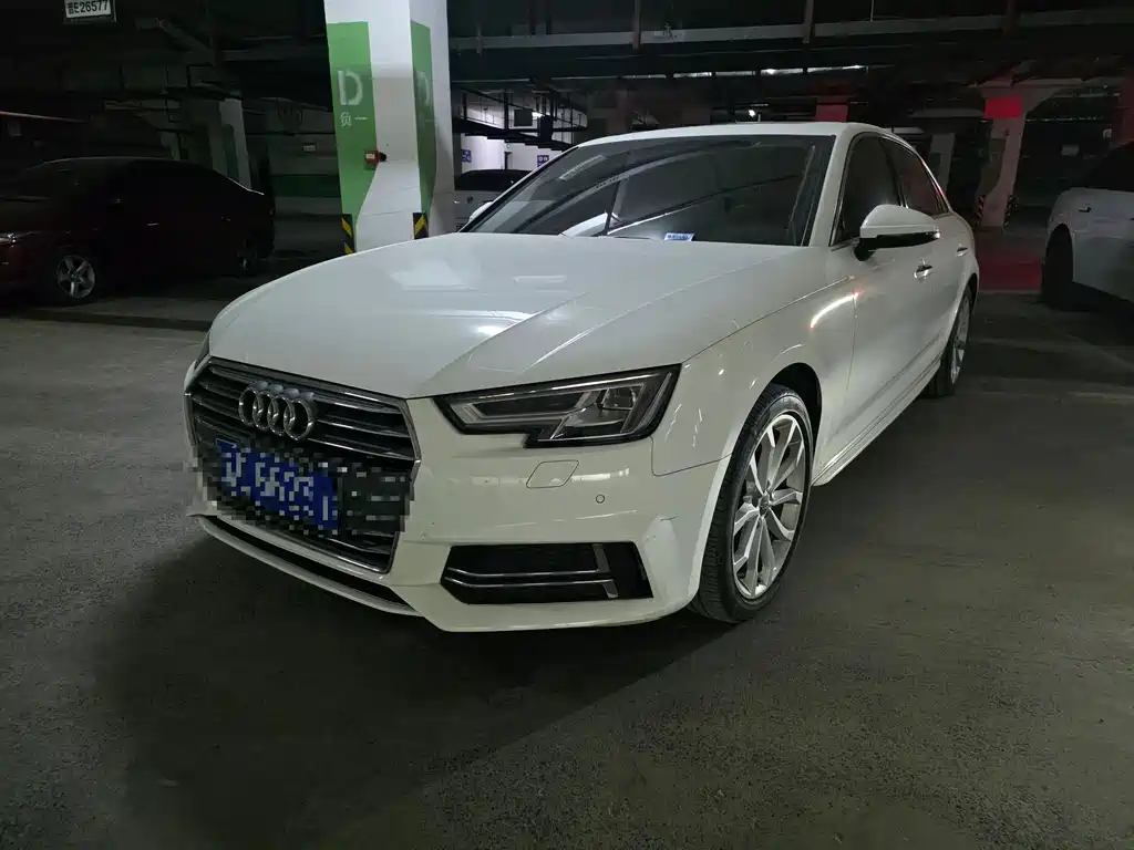 Audi A4L 2018 — фото 1
