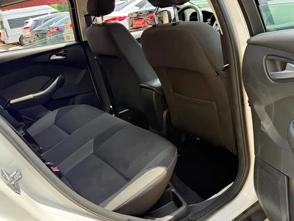 Ford Focus 2015 — фото 10