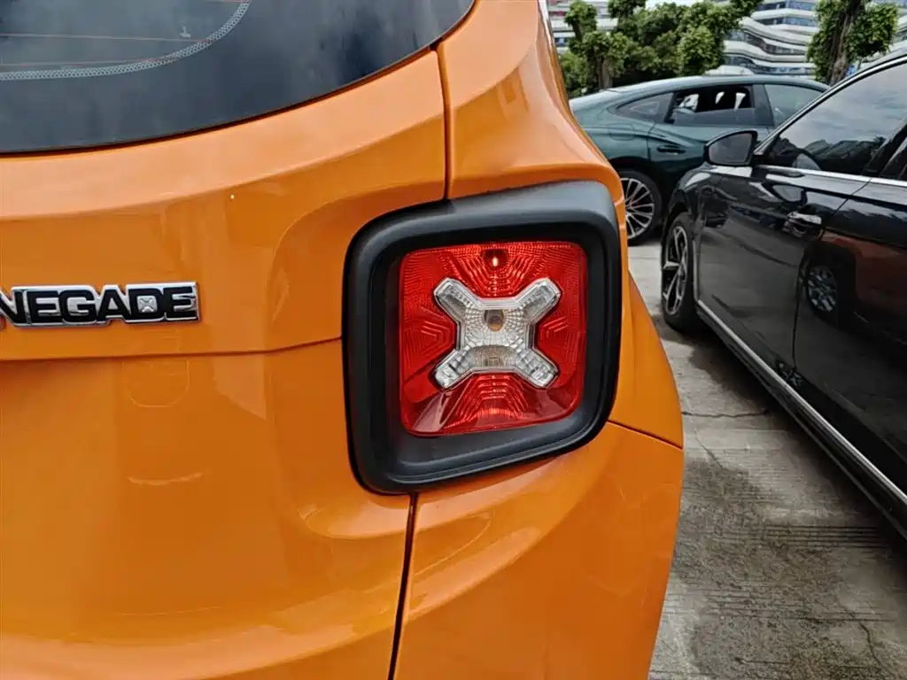 Jeep Renegade 2018 — фото 8