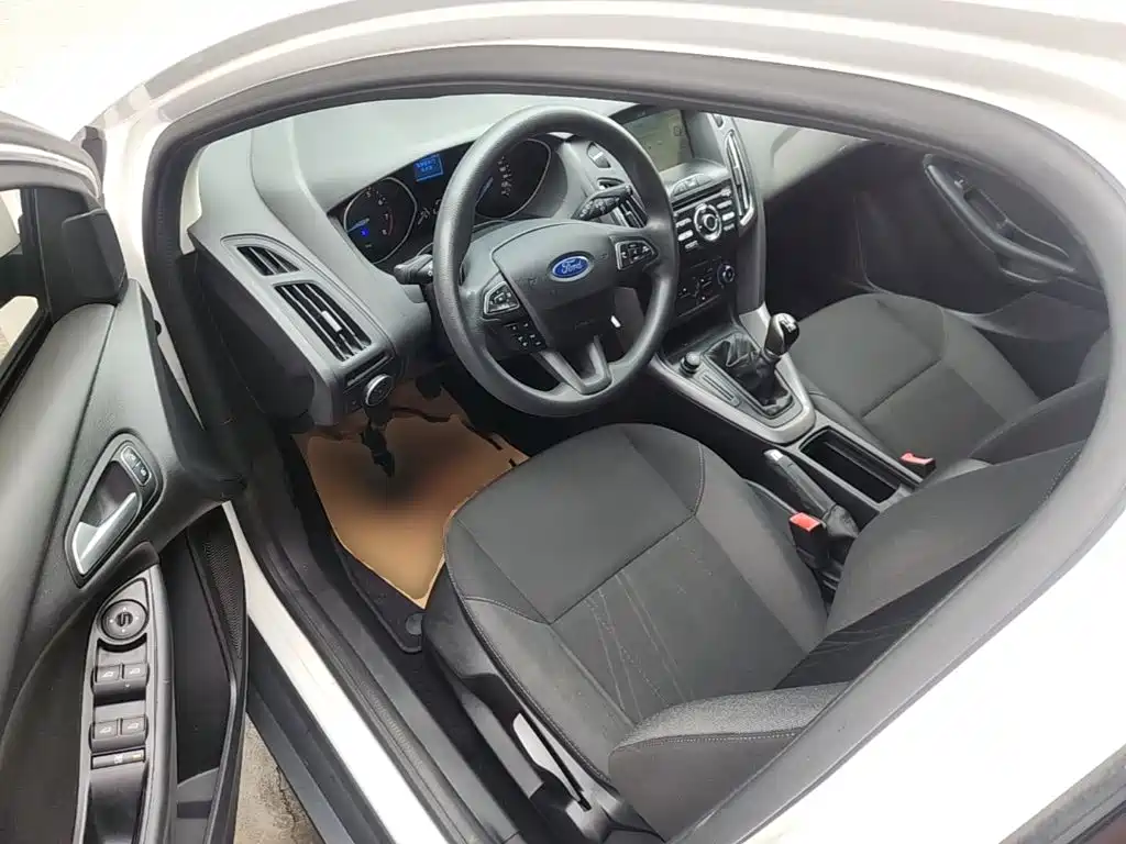 Ford Focus 2016 — фото 16