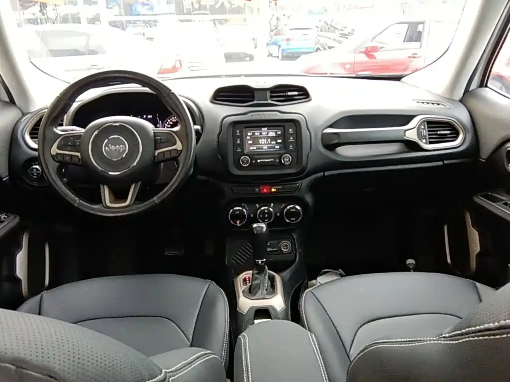 Jeep Renegade 2017 — фото 10