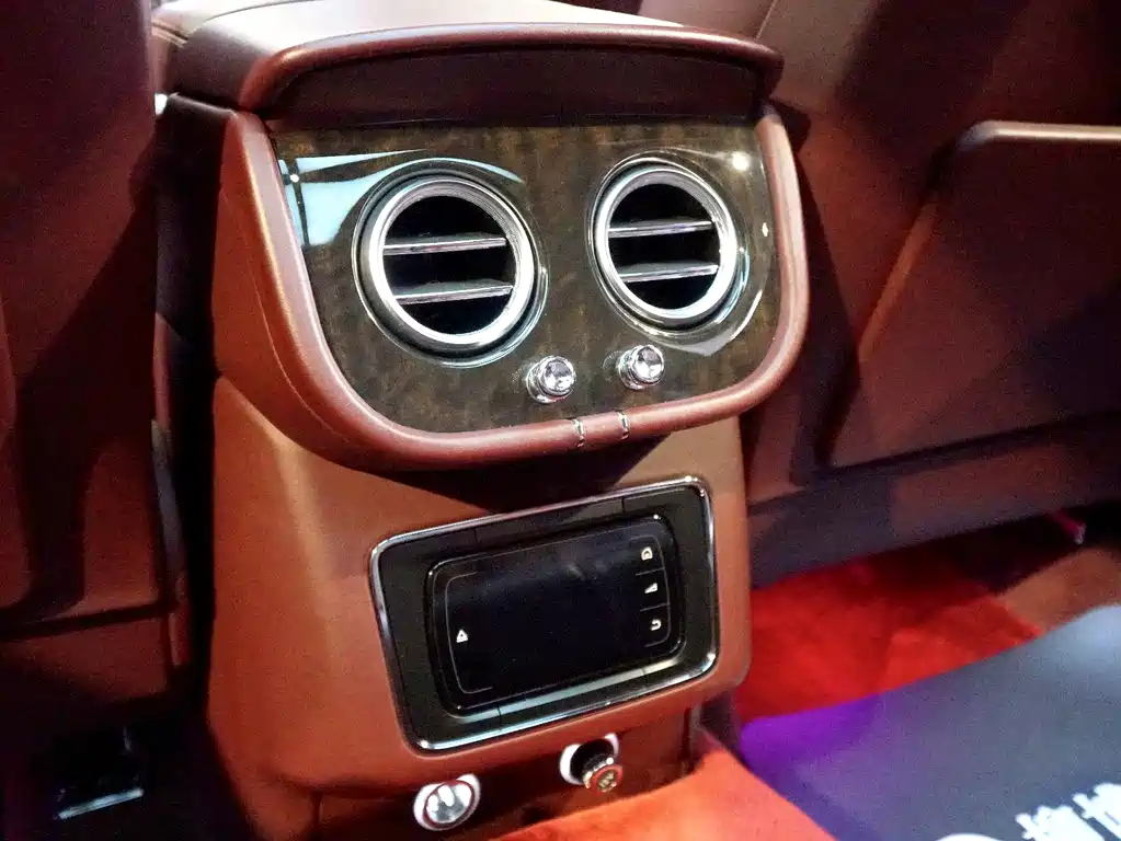 Bentley Bentayga 2019 — фото 14