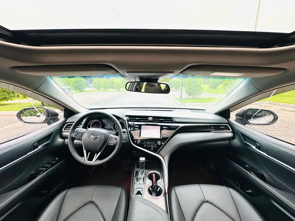 Toyota Camry 2018 — фото 14