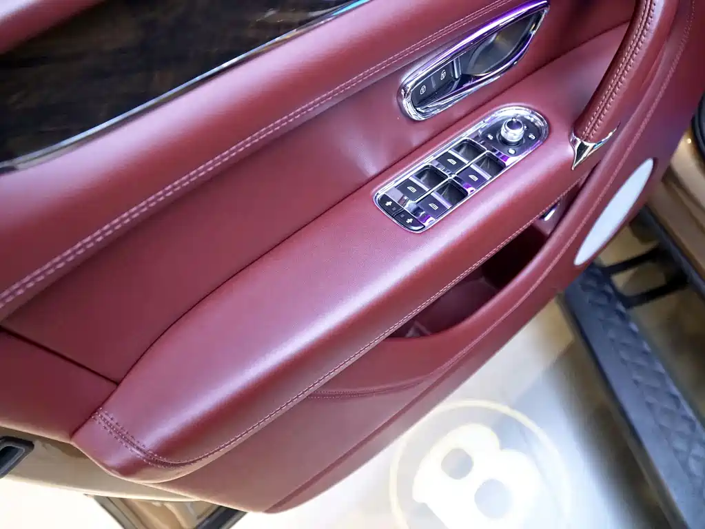 Bentley Bentayga 2019 — фото 16