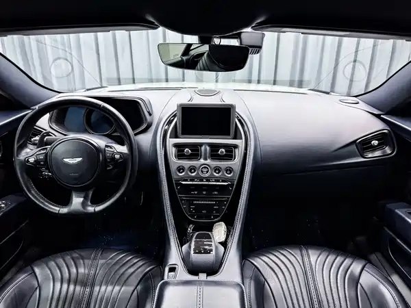 Aston Martin DB11 2016