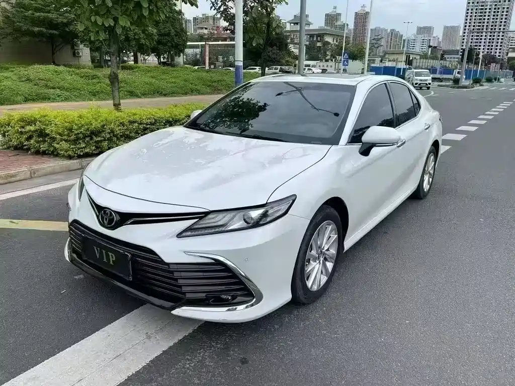 Toyota Camry 2022 — фото 1