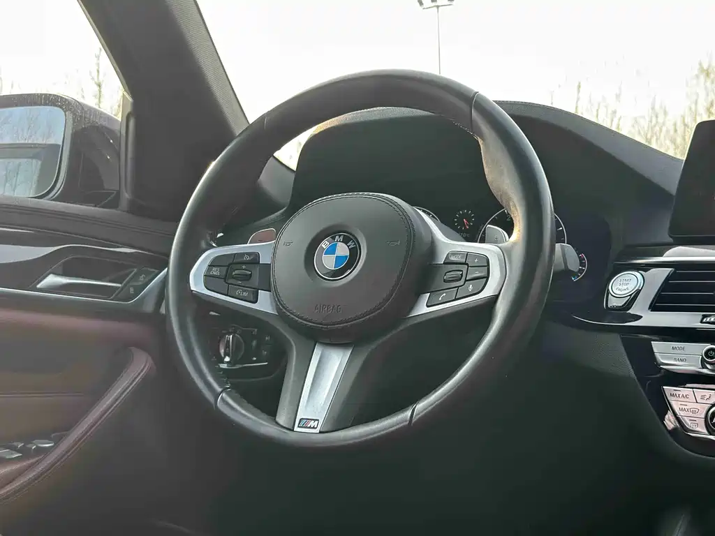BMW 5 Series 2019 — фото 8