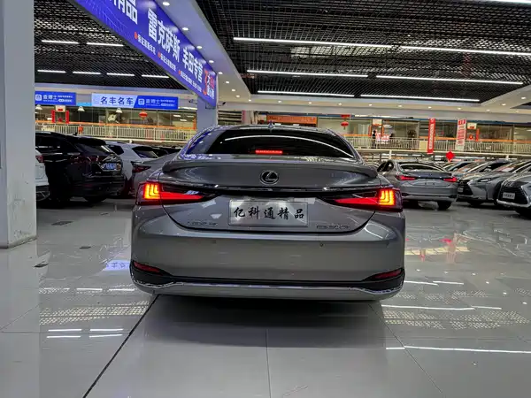 Lexus ES 2022