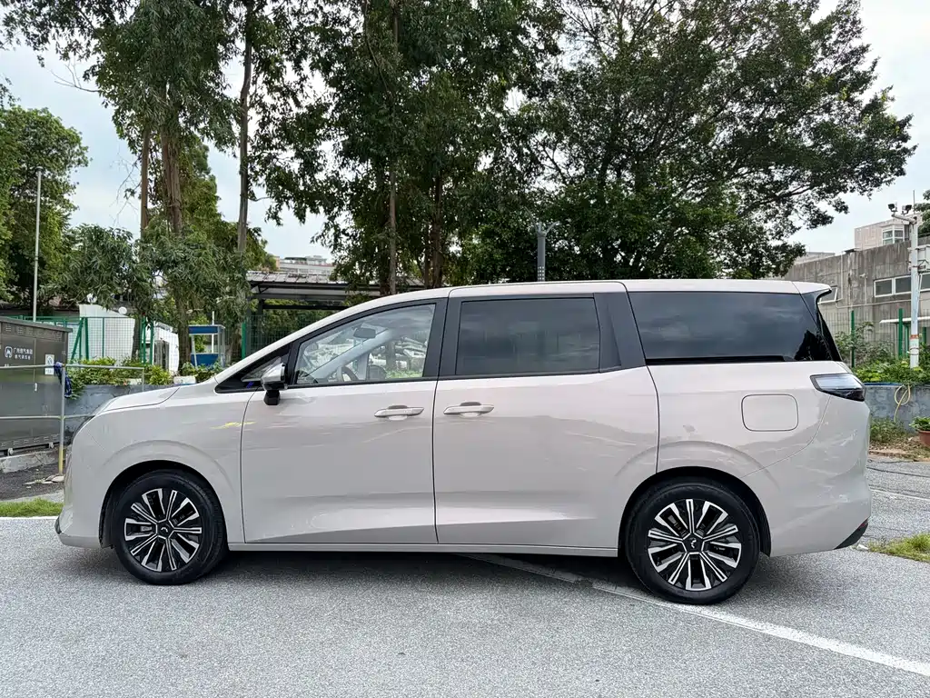 Wuling Starlight 730 EV 2025
