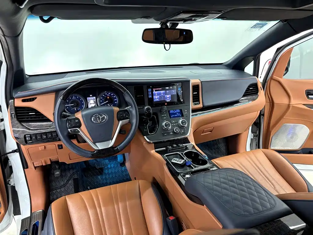 Toyota Sienna 2018 — фото 15