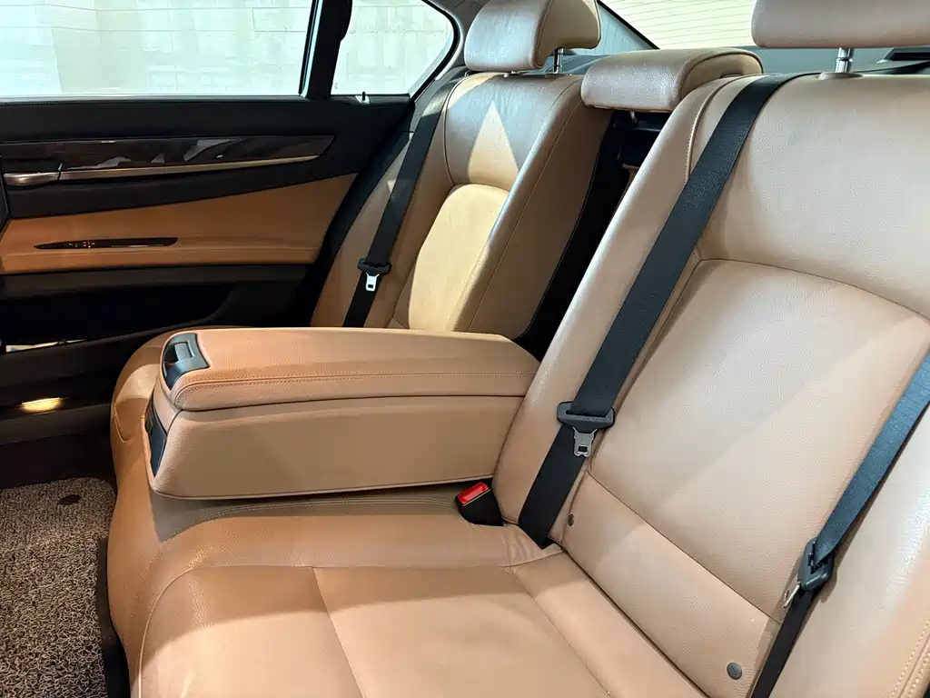 BMW 7 Series 2014 — фото 14
