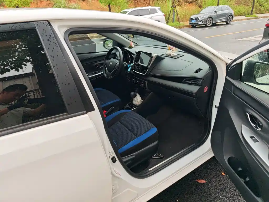 Toyota Yaris L 2017 — фото 21