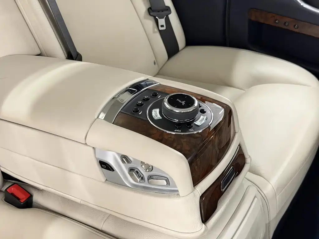 Rolls-Royce Ghost 2015 — фото 14