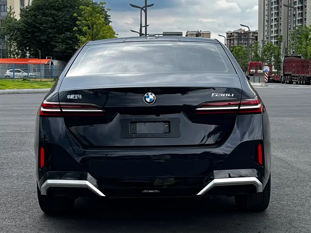 BMW 5 Series 2025 — фото 13