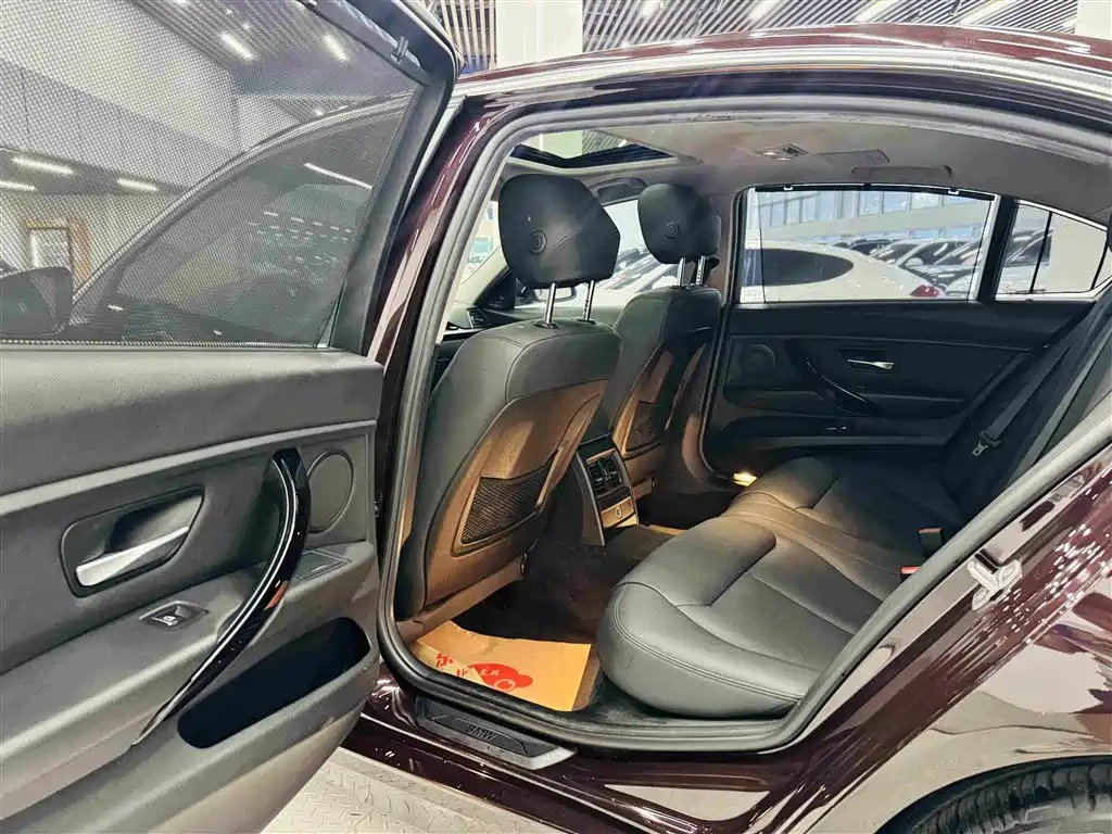 BMW 3 Series 2017 — фото 19