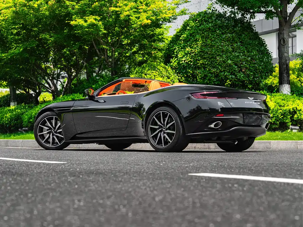 Aston Martin DB11 2023 — фото 13