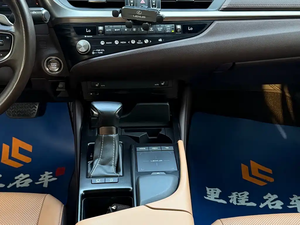 Lexus ES 2020 — фото 13