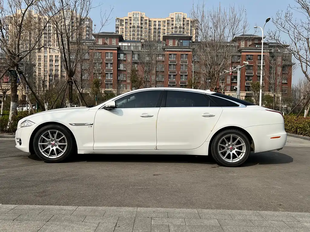 Jaguar XJ 2014 — фото 10